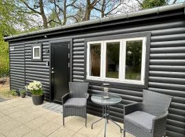 Cozy private annex near bathing lake and 30 min. from Copenhagen, hotelli kohteessa Slangerup