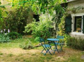 Studio en duplex et jardin au coeur du village, hotel en Limogne-en-Quercy