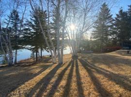 5 bedroom Waterfront house, hôtel à Tracadie