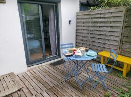 Suite indépendante avec coin repas, et terrasse: Séné şehrinde bir otel