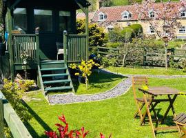 Shepherds hut, Eco, Log burner Hot tub NY moors – hotel w mieście Hackness