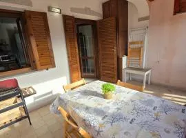 Trilocale con terrazza a Tanaunella a 20 min a piedi spiaggia