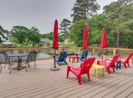 Private Hot Tub and Dock! Lakefront Log Cabin Oasis, hotell sihtkohas Onalaska