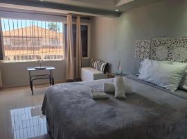 Modern condo in the middle of Sosua walking distance to everything, hotelli kohteessa Sosúa
