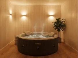 Cosy 2 Bedroom Coastal Retreat with Sea Views and a Private Indoor Hot Tub