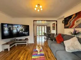 Entire Home Near Gatwick with Free Parking