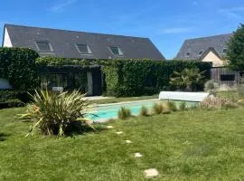 Chambre privée avec salle de bain, piscine, proche Angers