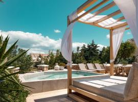Selenophile Villa with heated pool، فندق في مونوليثوس