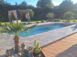 Villa Lailléa avec piscine jacuzzi، فندق في Laillé