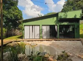Casa com piscina natural e lago em São Roque