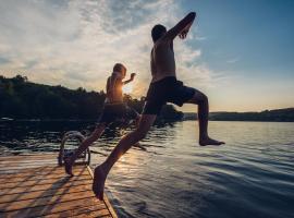 Diamond Lakehouse | SUP, Canoe, BBQ, Aurora Magic, hotel v destinaci Highland Grove