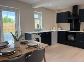 Newly refurbished - Corby Short Stays and Contractors - Sleeps 5 free private parking