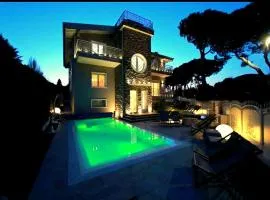 BELLAVISTA EXCLUSIVE B&B in zona centrale con piscina riscaldata-Jacuzzi vista lago LA COLAZIONE viene servita in una pasticceria esclusiva in centro-vicina alla struttura-animali di piccola taglia ammessi su richiesta