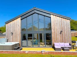 Lenwade में, होटल Luxury Norfolk Barn for 12 with Hot Tub , Games Room & EV Car Port