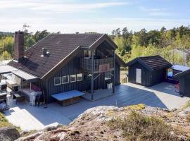 4 star holiday home in STRÖMSTAD, hotell i Strömstad