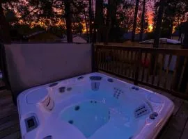 NEW Cozy Pines Cottage and Fire pit