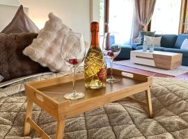 Familienfreundliche 10 min zu Fuß von Legoland entfernt,80 m2 stilvolle Ferienwohnung in einer Villa mit großen Garten, für den ersten Frühstück gefüllten Kühlschrank,Whirlpool, privaten Waldstück und wunderschöner Terrasse im Kötz, My Luxury Apartments, hotel in Kleinkötz