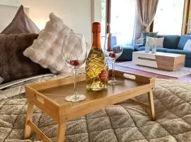 Familienfreundliche 10 min zu Fuß von Legoland entfernt,80 m2 stilvolle Ferienwohnung in einer Villa mit großen Garten, für den ersten Frühstück gefüllten Kühlschrank,Whirlpool, privaten Waldstück und wunderschöner Terrasse im Kötz, My Luxury Apartments
