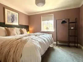 Premium Bedford Home, Sleeps 10, 6 Beds, SMART TVS in All Bedrooms, Parking for 4 Vehicles, 3 Bathrooms, Quiet Location and Near M1