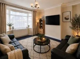 Spacious 3 Bed House, Sleeps 6, Washer-Dryer, Free Parking, Quiet Street