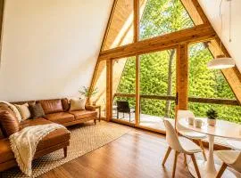 Black Walnut Bungalow-Cozy Forest A-frame near Bentonville