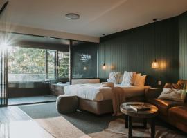 Luxury Spa Retreat with Ocean and Hinterland Views, hotel em Montville