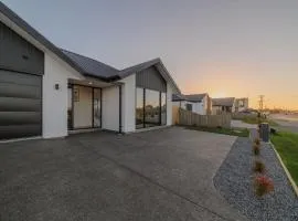 Modern 4BR Stay with Large Living Area in Hornby