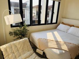 Cozy 2BR Stay Near SM Dasma with Parking Space!, hôtel à Palapala