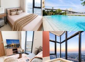 Luxury Riverside Condo with riverside pool, hotel em Bangkok