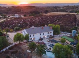 Expansive Wine Country Estate Pool Hot Tub Sleeps 20 Quiet Retreat, hotel i Sage