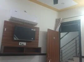 om khandelwal guest house