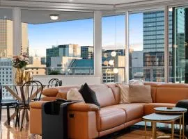 Luxe 3BR Penthouse North Terrace CBD, Parking & City Views