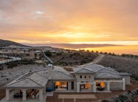 Incredible Estate w Panoramic Views Bocce Ball Court Malbec by AvantStay, hôtel à Sage