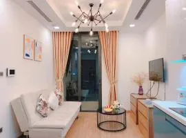 2-Bedroom In City Centre With Private Walking Lake, Gym, Pools, 40' To Airport