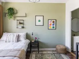 Peaceful & Bright Studio with Balcony in Green Etelä-Haaga