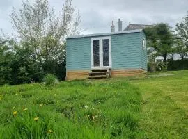 Delightful Shepherd's Hut set in peaceful meadow