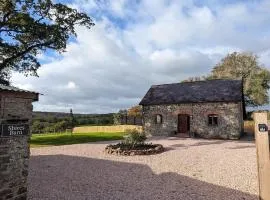 Shires Barn - with hot tub and views in Devon