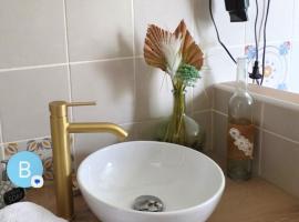 Studio Bienvenue du côté de chez nous avec jardin privatif、Wignehiesのホテル