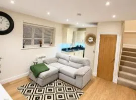 Contemporary Cottage - Sleeps 4 plus Patio
