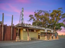 Your Own Pub near Murray - Sleeps 21, hotel v destinaci Torrumbarry