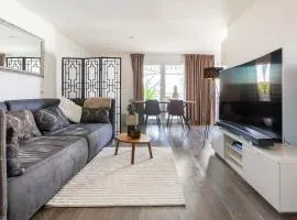Luxury Business Apartment with 2 Monitors and Parking