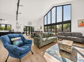 Luxury Norfolk Barn for 12 with Hot Tub , Games Room & EV Car Port, viešbutis mieste Lenwade
