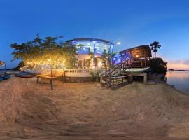 Dinuda Kitesurf & Water Sports Lagoon Resort, hotel en Kalpitiya