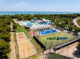 Camping Village VERDEMARE SRL، فندق في فيرمو