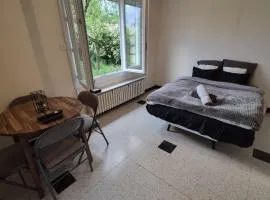 Deux pièces cosy au cœur dun jardin fleuri