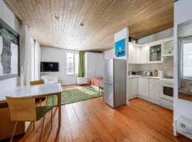 Light-Filled Apartment near Old Town & Beach - Free Parking - Close to Port