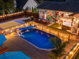 5 BR Resort home w Pool, hot tub 10 min downtown Charlotte, отель в Шарлотт