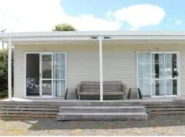 Raglan park rest and stay cabins - Private studio