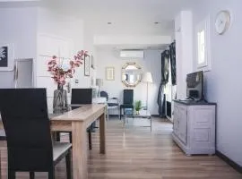 Maison annexe avec une chambre climatisation et place de stationnement