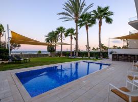 On-the-Sand Beachfront Villa - Pool & Rooftop Jacuzzi – hotel w mieście Oroklini